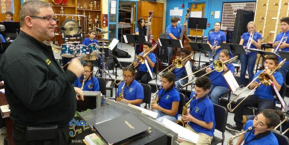 Music teacher Erich Rivero mientras dirige el ensayo de la banda de jazz, integrada por estudiantes de la escuela Glades Middle School.